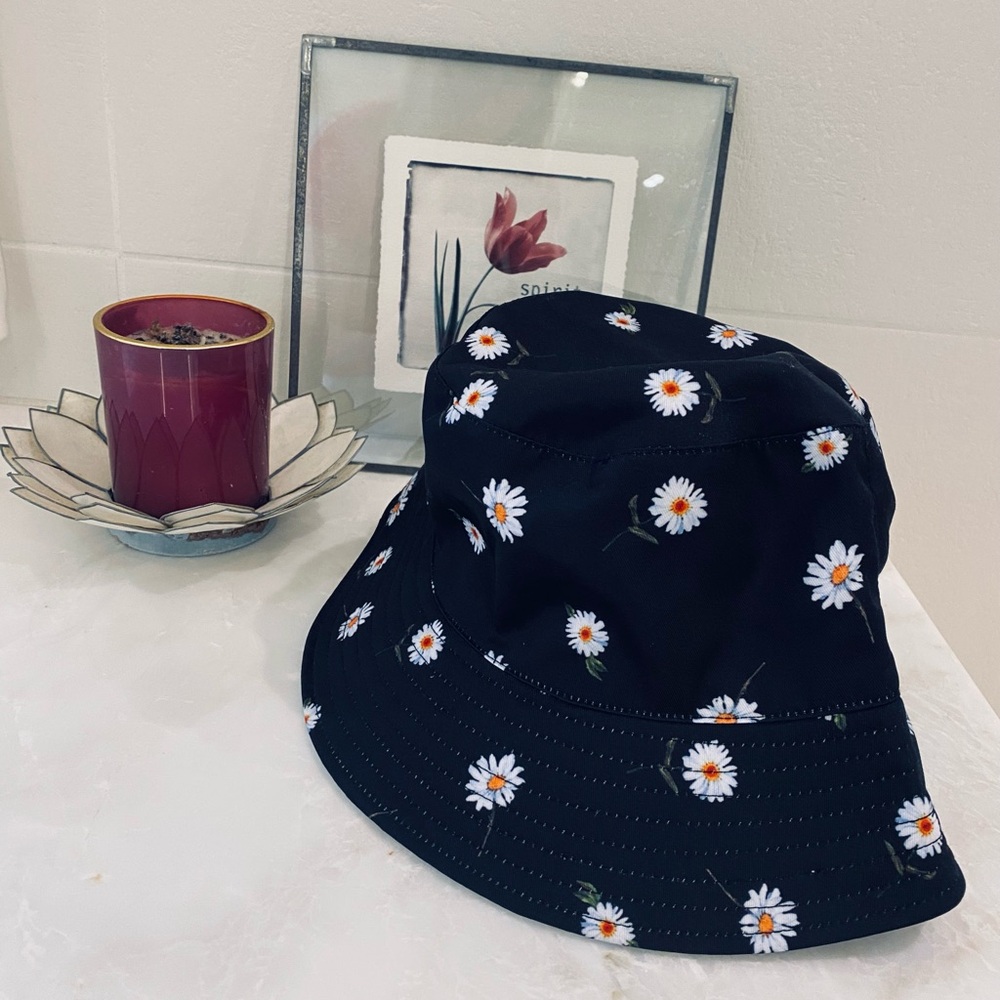 Alice + Olivia Reversible Bucket Hat - Picture 6 of 7